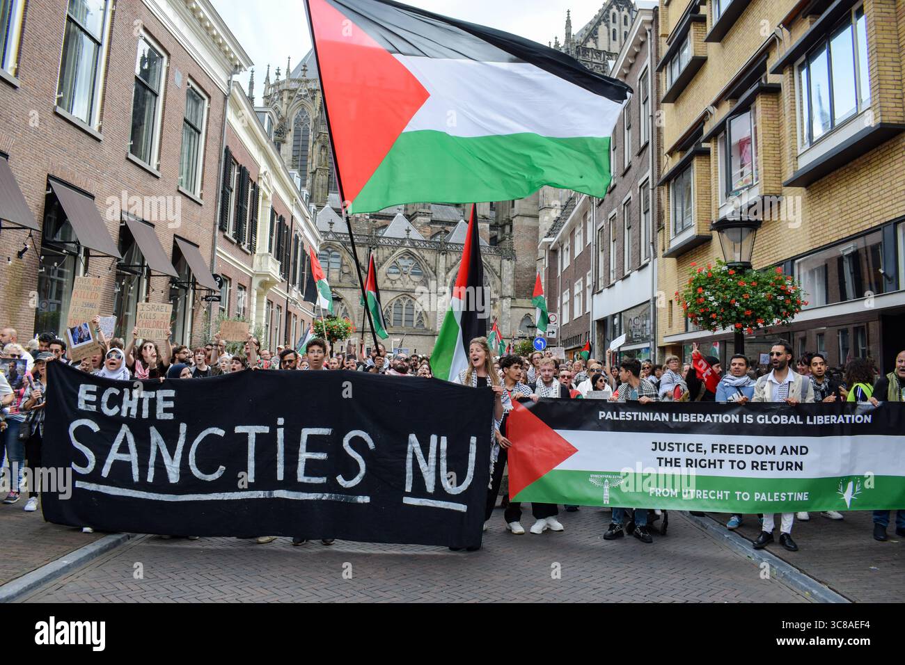 Utrecht, Paesi Bassi, 3 agosto 2025. I manifestanti marciano tenendo striscioni con slogan pro Palestina e bandiera palestinese. Centinaia di persone hanno marciato attraverso Utrecht centrale protestando per la fame di Gaza e a sostegno dei giornalisti che sono presi di mira da Israele e uccisi mentre svolgevano il loro lavoro. Crediti: Dimitris Aspiotis/Alamy Live News Foto Stock