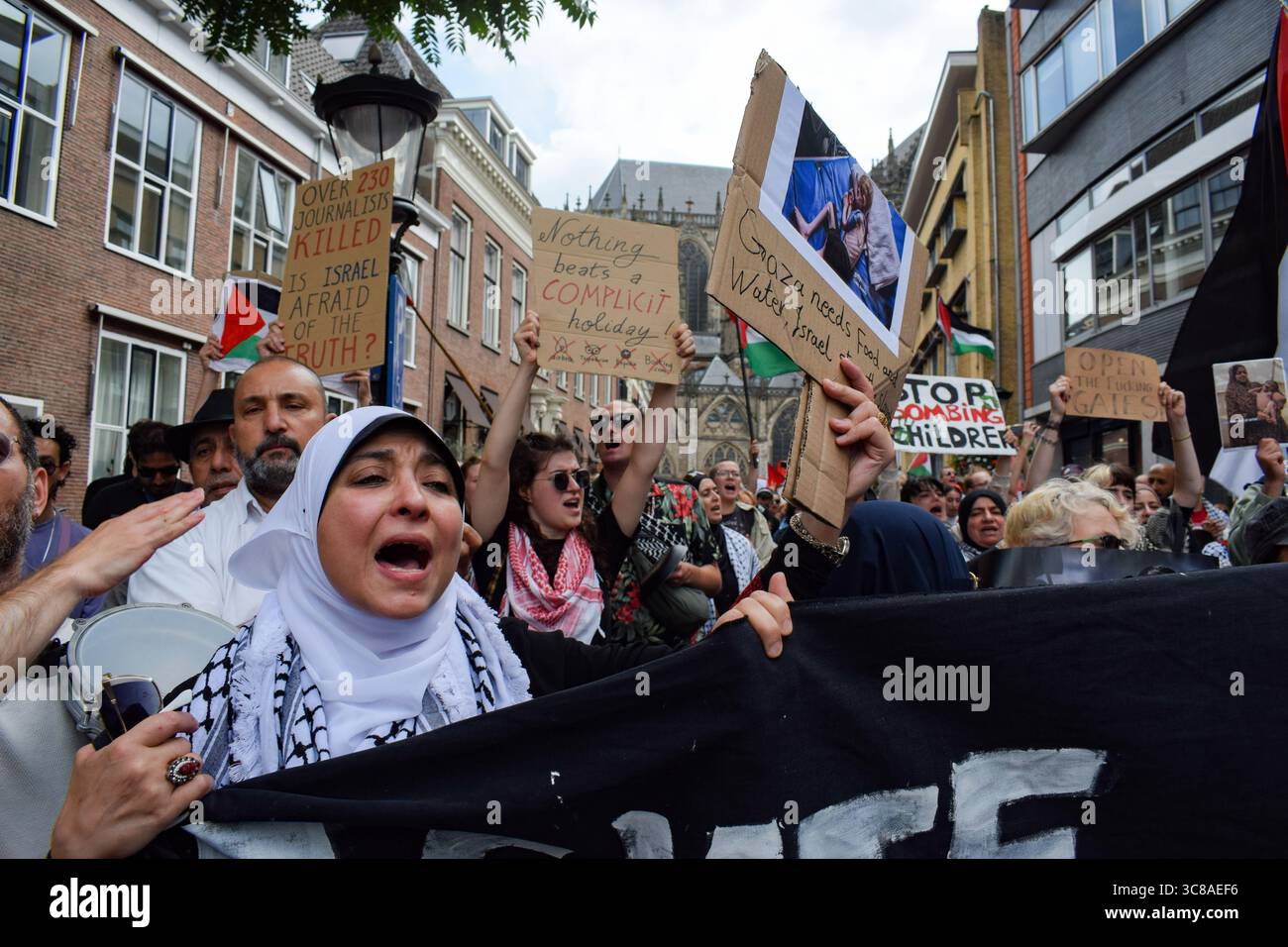 Utrecht, Paesi Bassi, 3 agosto 2025. Un manifestante canta slogan pro Palestina. Centinaia di persone hanno marciato attraverso Utrecht centrale protestando per la fame di Gaza e a sostegno dei giornalisti che sono presi di mira da Israele e uccisi mentre svolgevano il loro lavoro. Crediti: Dimitris Aspiotis/Alamy Live News Foto Stock