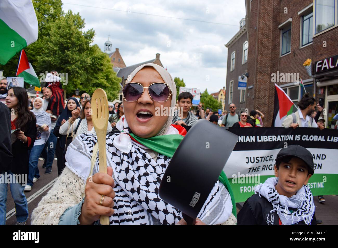 Utrecht, Paesi Bassi, 3 agosto 2025. Un manifestante canta slogan pro Palestina mentre sbatte una pentola. Centinaia di persone hanno marciato attraverso Utrecht centrale protestando per la fame di Gaza e a sostegno dei giornalisti che sono presi di mira da Israele e uccisi mentre svolgevano il loro lavoro. Crediti: Dimitris Aspiotis/Alamy Live News Foto Stock