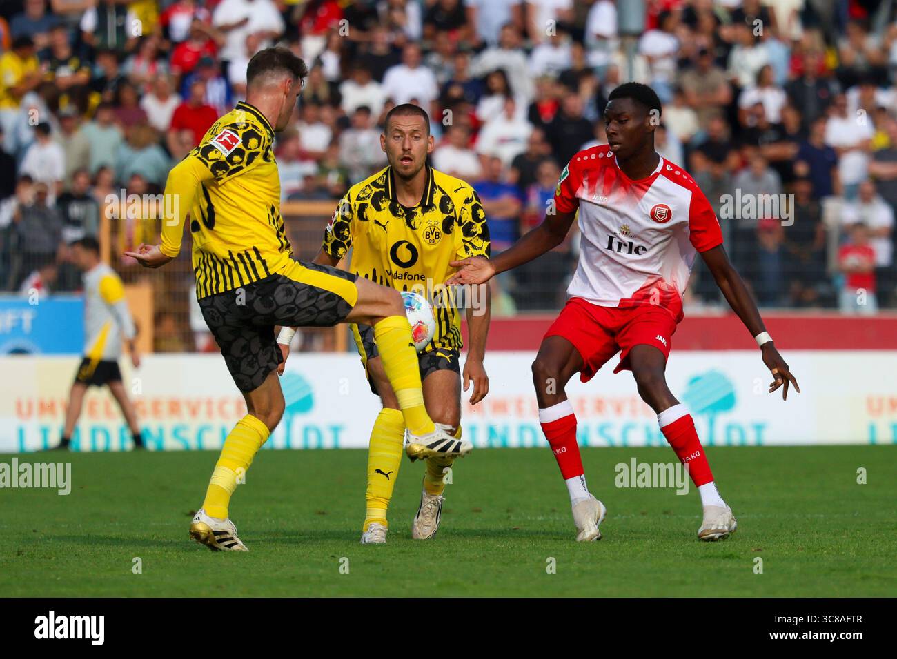 Siegen, Germania. 30 luglio 2025. Siegen, Deutschland 30. Juli 2025: Testspiel - 2025/2026 - Sportfreunde Siegen vs. Borussia Dortmund IM Bild: v.li. im Zweikampf Pascal Groß/Gross (BVB), Walter Anton (BVB) und Josue Santo (Sportfreunde Siegen) crediti: dpa/Alamy Live News Foto Stock