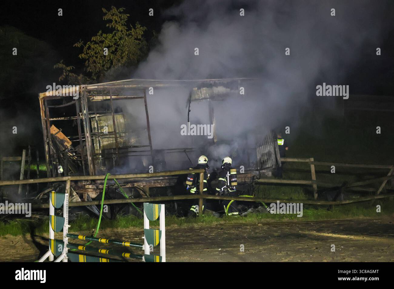 Großbrand zerstört Unterstand an Wuppertaler Reitsportzentrum - Feuerwehr kann Übergriff auf Pferdestall verhindern Große Flammen schlugen am Sonntagabend in den Nachthimmel als in einer Reitsportanlage am Aprather Weg ein ca. 30 qm Großer Unterstand mit Lagerflächen nello stand Vollbrand. Der Funkenflug drohte durch starken Wind auf einen angrenzenden Pferdestall überzugreifen. Dies konnte durch das rasche Eingreifen der Wuppertaler Feuerwehr glücklicherweise verhindert werden. MIT drei C-Rohren und einem B-Rohr führten die Feuerwehrleute einen massiven Löschangriff von zwei Seiten durch. Wupper Foto Stock