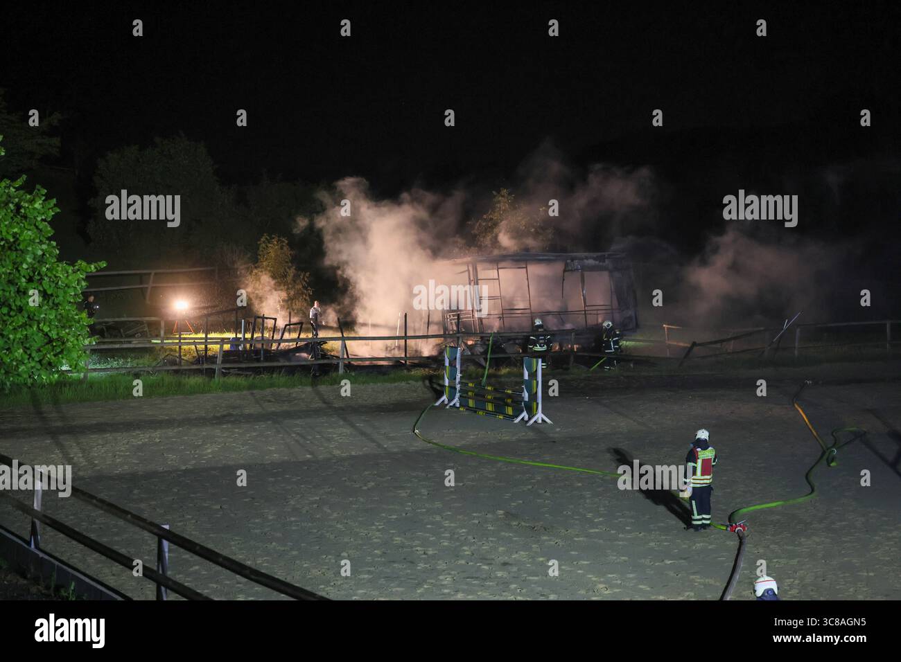 Großbrand zerstört Unterstand an Wuppertaler Reitsportzentrum - Feuerwehr kann Übergriff auf Pferdestall verhindern Große Flammen schlugen am Sonntagabend in den Nachthimmel als in einer Reitsportanlage am Aprather Weg ein ca. 30 qm Großer Unterstand mit Lagerflächen nello stand Vollbrand. Der Funkenflug drohte durch starken Wind auf einen angrenzenden Pferdestall überzugreifen. Dies konnte durch das rasche Eingreifen der Wuppertaler Feuerwehr glücklicherweise verhindert werden. MIT drei C-Rohren und einem B-Rohr führten die Feuerwehrleute einen massiven Löschangriff von zwei Seiten durch. Wupper Foto Stock