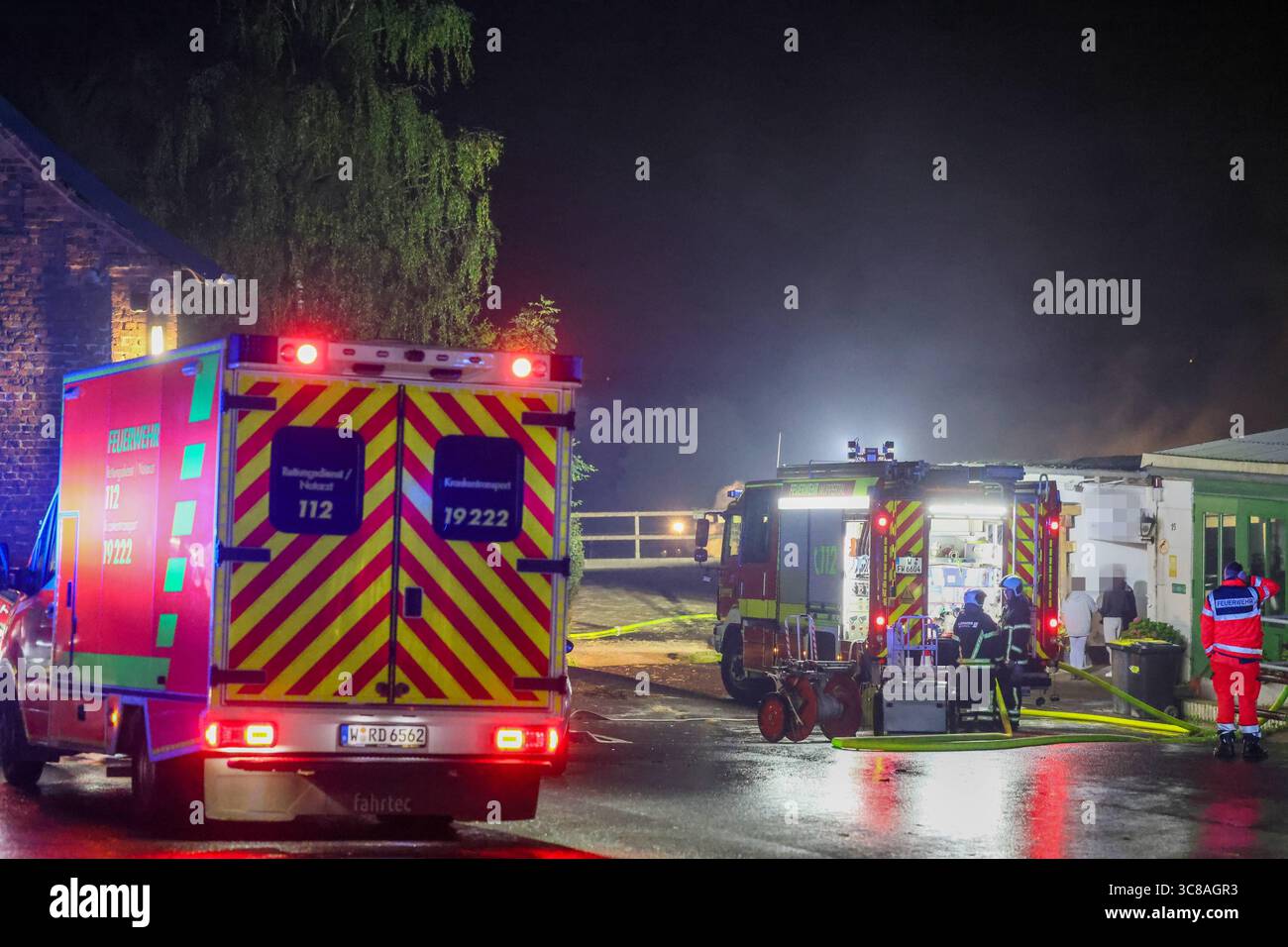 Großbrand zerstört Unterstand an Wuppertaler Reitsportzentrum - Feuerwehr kann Übergriff auf Pferdestall verhindern Große Flammen schlugen am Sonntagabend in den Nachthimmel als in einer Reitsportanlage am Aprather Weg ein ca. 30 qm Großer Unterstand mit Lagerflächen nello stand Vollbrand. Der Funkenflug drohte durch starken Wind auf einen angrenzenden Pferdestall überzugreifen. Dies konnte durch das rasche Eingreifen der Wuppertaler Feuerwehr glücklicherweise verhindert werden. MIT drei C-Rohren und einem B-Rohr führten die Feuerwehrleute einen massiven Löschangriff von zwei Seiten durch. Wupper Foto Stock