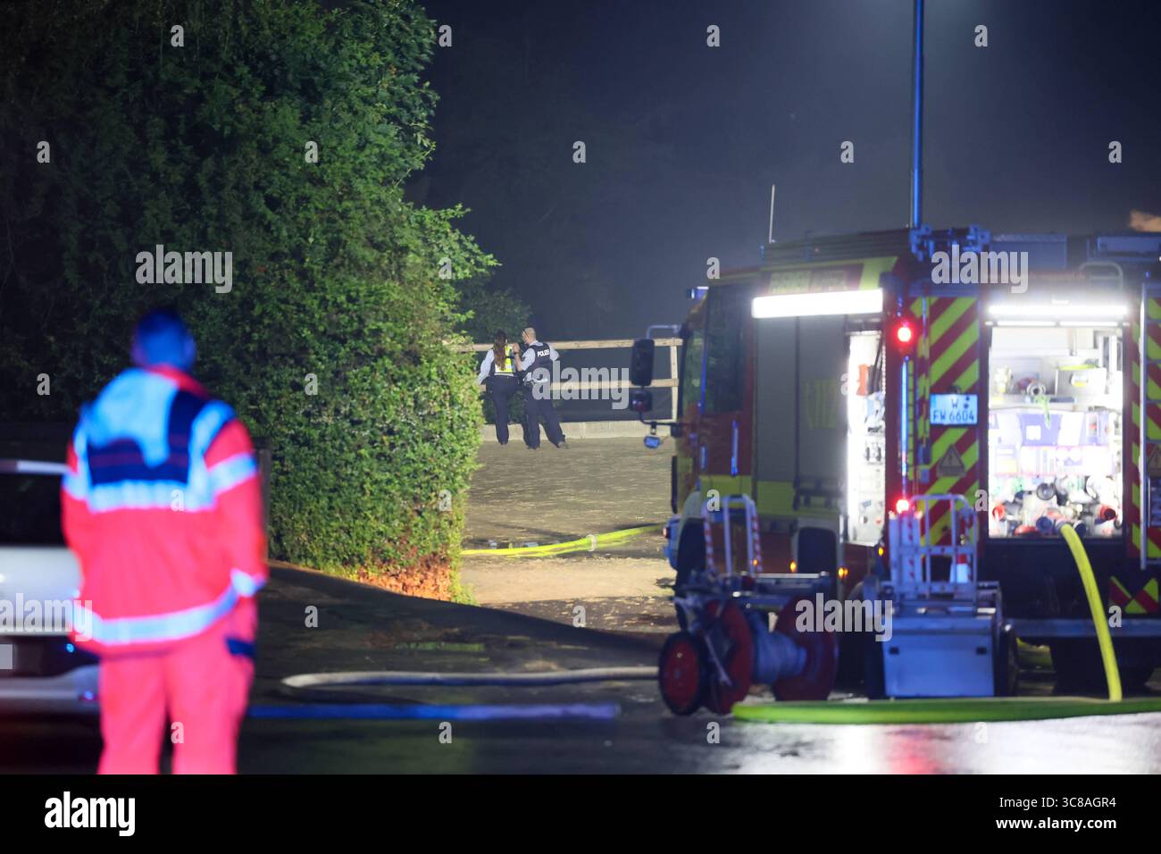 Großbrand zerstört Unterstand an Wuppertaler Reitsportzentrum - Feuerwehr kann Übergriff auf Pferdestall verhindern Große Flammen schlugen am Sonntagabend in den Nachthimmel als in einer Reitsportanlage am Aprather Weg ein ca. 30 qm Großer Unterstand mit Lagerflächen nello stand Vollbrand. Der Funkenflug drohte durch starken Wind auf einen angrenzenden Pferdestall überzugreifen. Dies konnte durch das rasche Eingreifen der Wuppertaler Feuerwehr glücklicherweise verhindert werden. MIT drei C-Rohren und einem B-Rohr führten die Feuerwehrleute einen massiven Löschangriff von zwei Seiten durch. Wupper Foto Stock