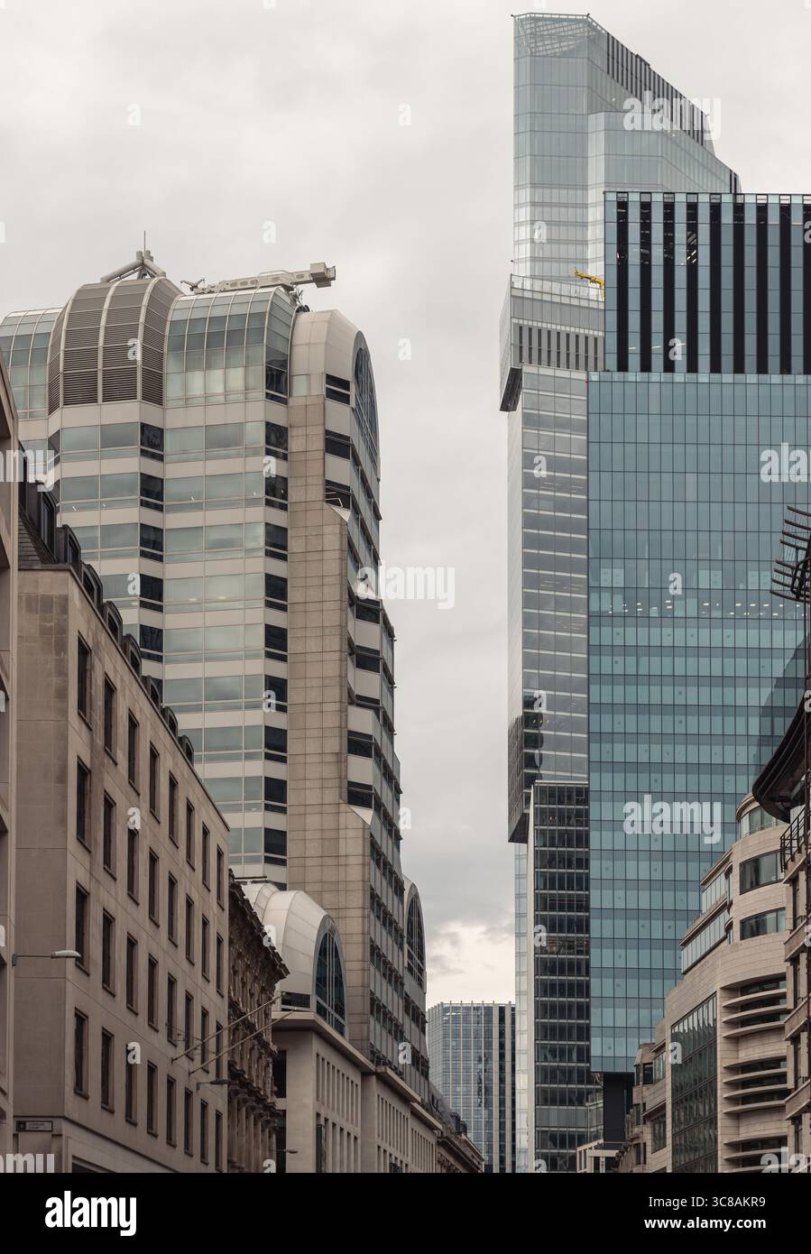 Londra, Regno Unito - 27 luglio 2025 - Una vista sulla strada di Londra, presenta in modo preminente il grattacielo con il mix di vetro e pannelli scuri verticali, è davvero 8 Bi Foto Stock