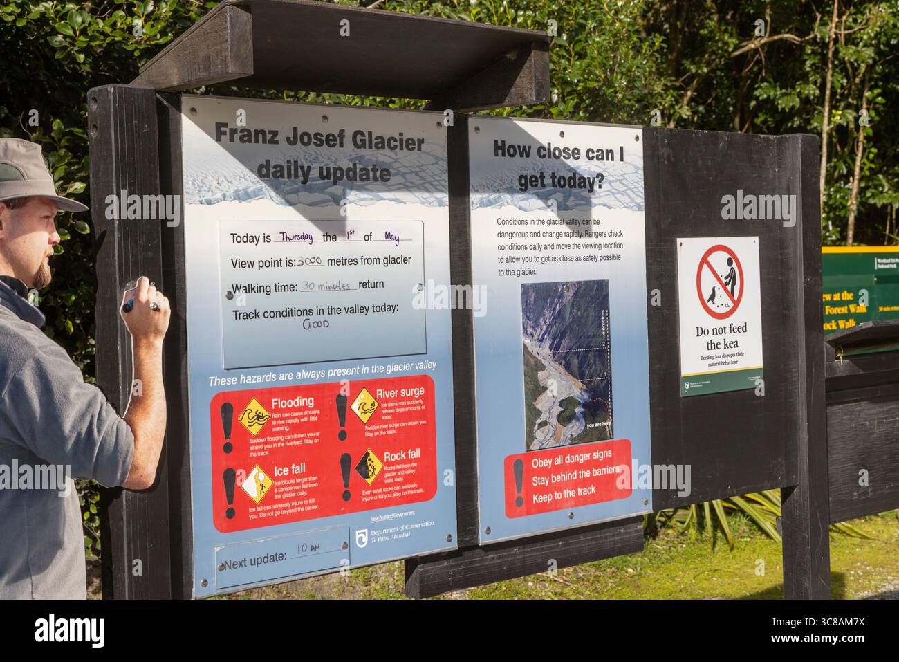 Franz Josef Glacier Walk, cartello informativo per i visitatori del ghiacciaio costituito da aggiornamento del ghiacciaio e taglio Ranger, nuova Zelanda Foto Stock