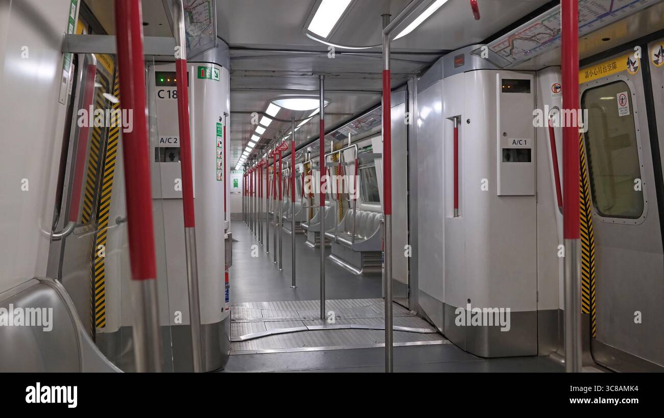 Hong Kong - 13 luglio 2025: Il treno mtr di Hong Kong , uno dei principali sistemi di trasporto metropolitano di Hong Kong Foto Stock