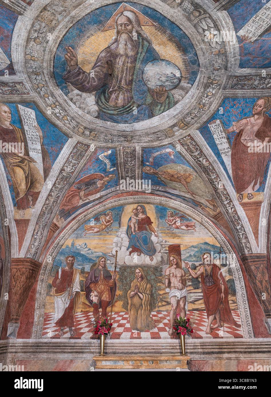 Fiumalbo (Modena), Oratorio di San Rocco (1400), 1500 affresco con otto figure e Dio sopra. Foto Stock