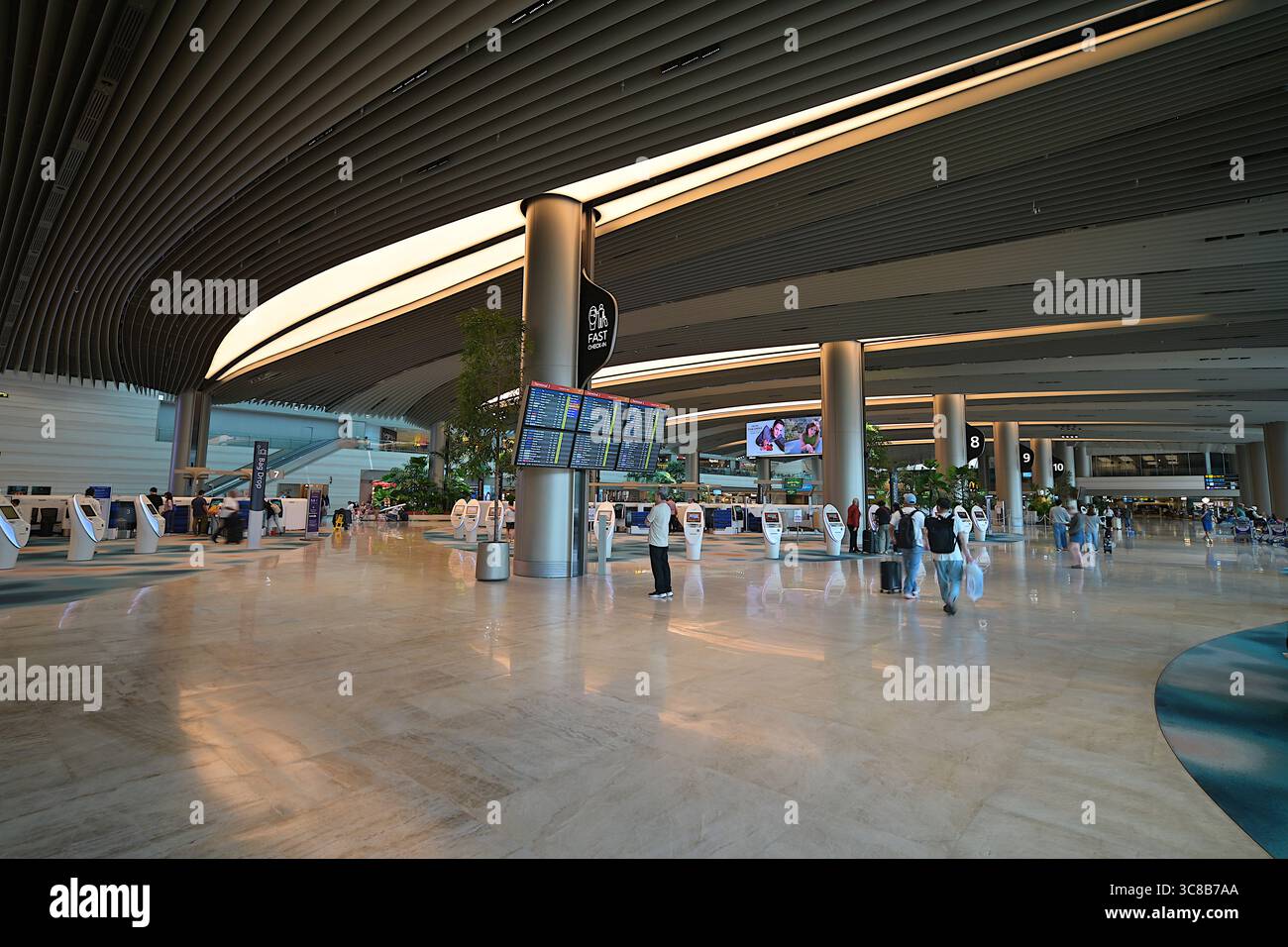 Il Terminal 2 dell'Aeroporto Changi di Singapore ha riaperto a novembre 2023 dopo estesi aggiornamenti, aggiungendo un sistema di deposito bagagli automatizzato e banchi di check-in self-service Foto Stock