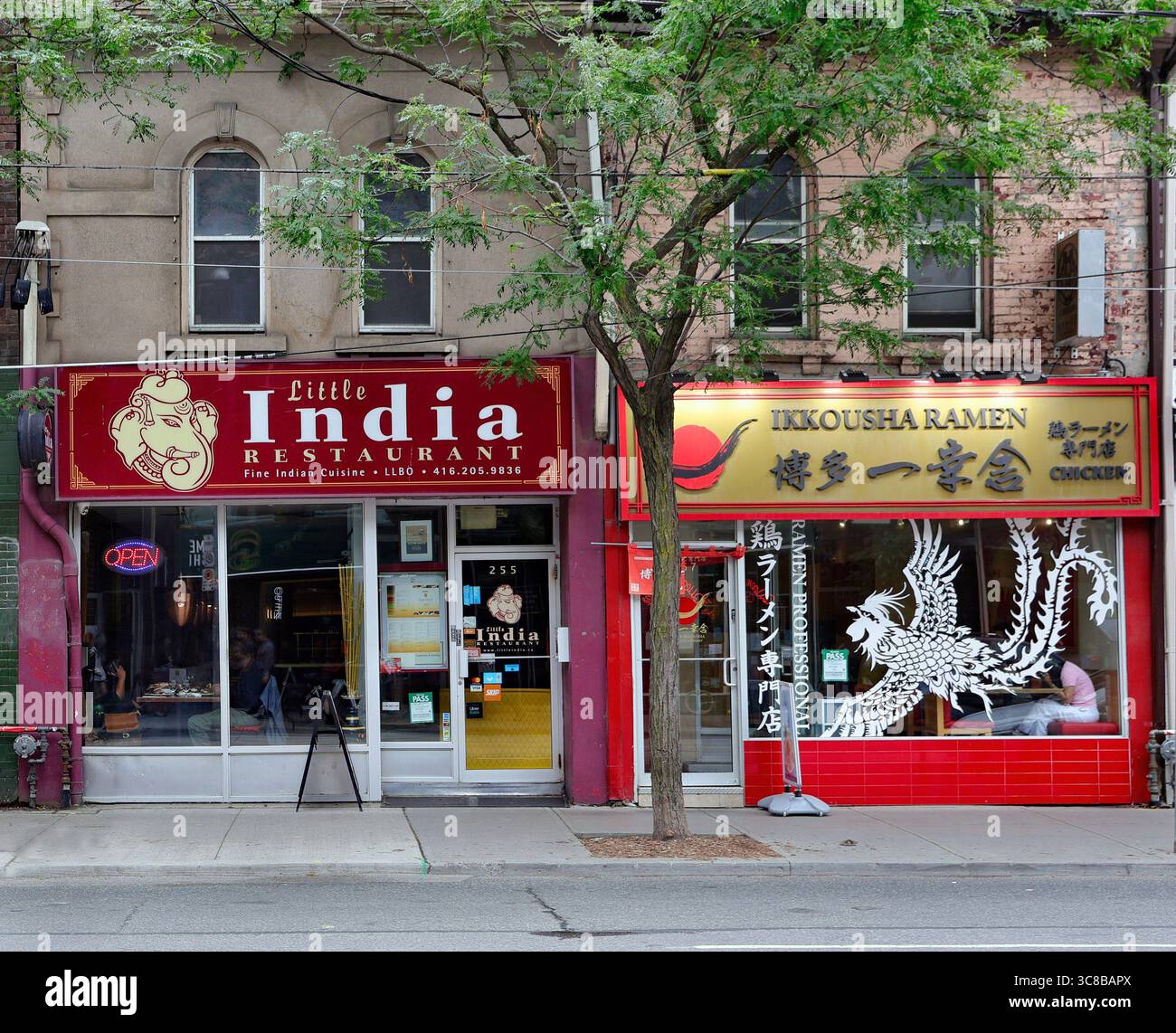 I ristoranti offrono cucina internazionale Foto Stock