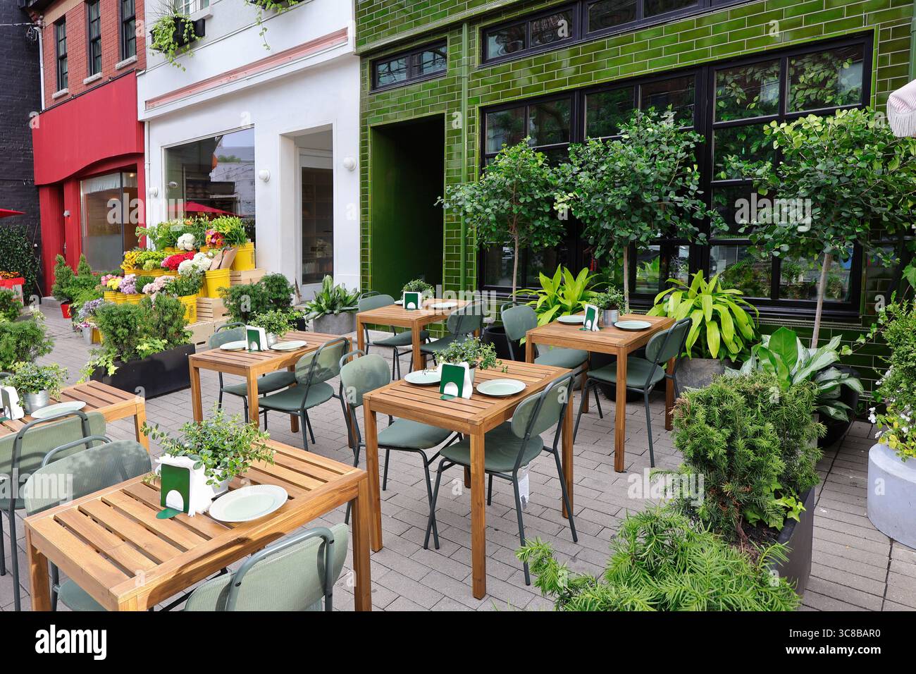 Tavoli all'aperto per un ristorante in estate Foto Stock