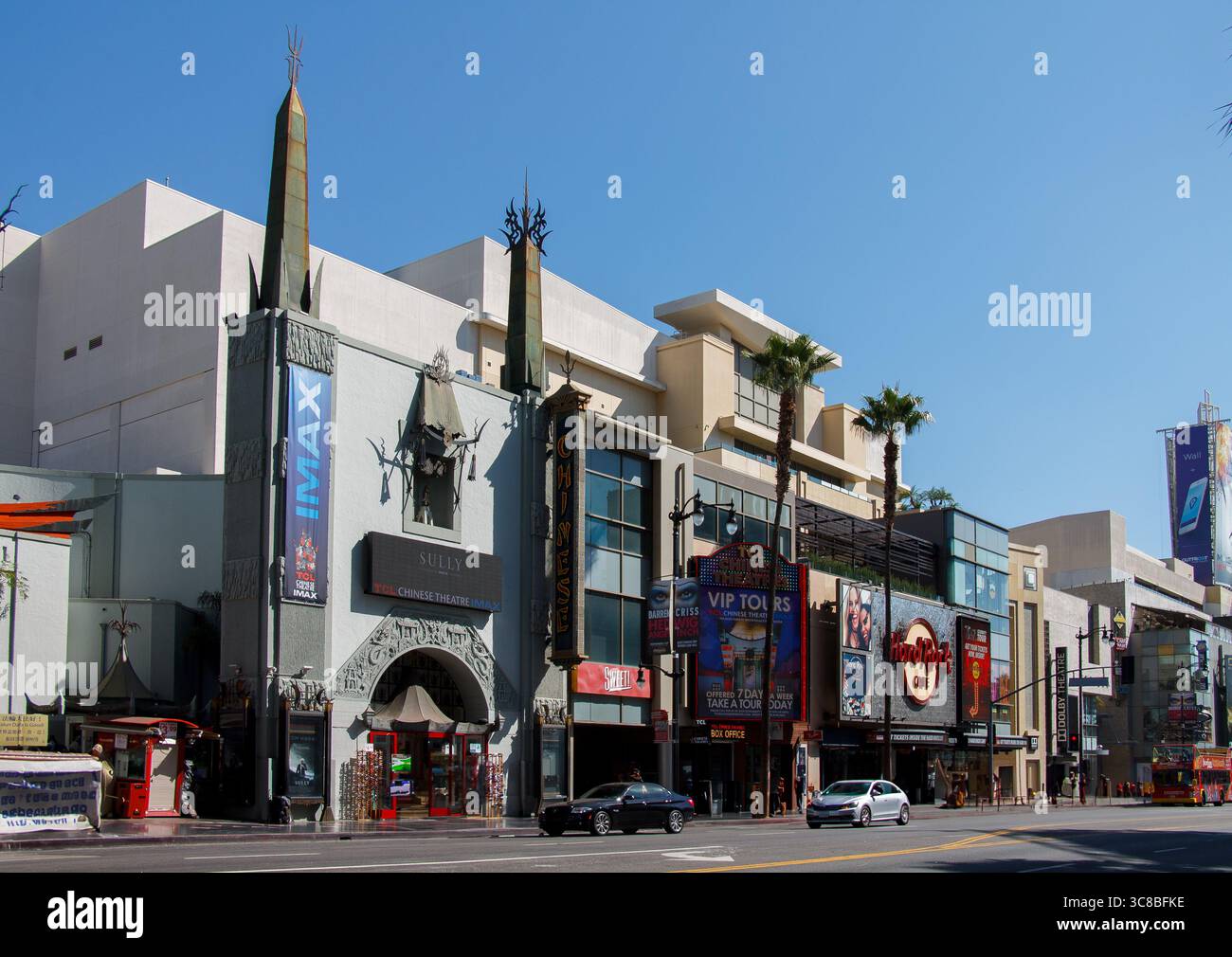 Il TCL Chinese Theatre e l'Hard Rock Cafe presso Hollywood Boulevard, Hollywood. Los Angeles, CALIFORNIA, Stati Uniti Foto Stock
