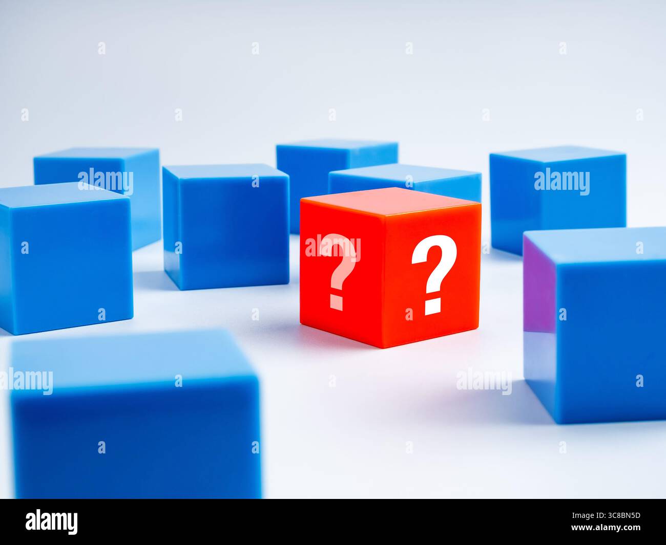 Casella delle domande, quiz, problemi di risoluzione, dubbio, sospetto, concetto di soluzione aziendale. Un cubo di colore rosso diverso con un punto interrogativo accanto al Foto Stock