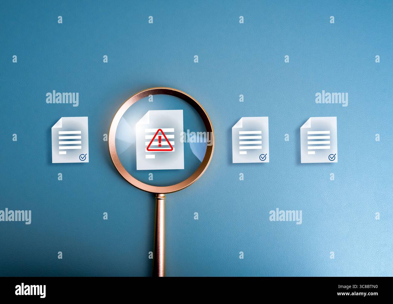 Avviso di sicurezza documentale, sistema di controllo e-Document, concetto di protezione dei dati. Avvisi di avvertenza, triangolo rosso attenzione con l'icona del documento focalizzata nell'ingrandimento Foto Stock