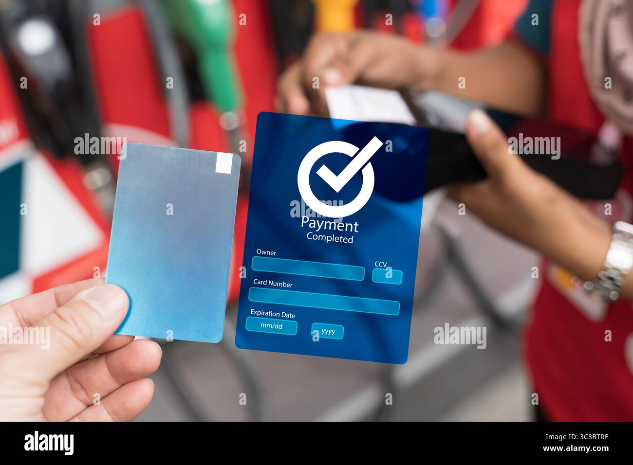 Pagamento senza contatto presso la stazione di servizio utilizzando carta di credito e interfaccia virtuale. Transazioni digitali sicure per operazioni finanziarie rapide, convenienti e futuristiche Foto Stock