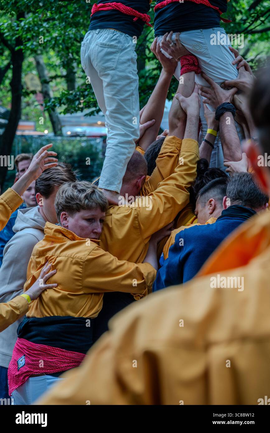 Karneval der Kulturen Berlin - Torre umana Foto Stock