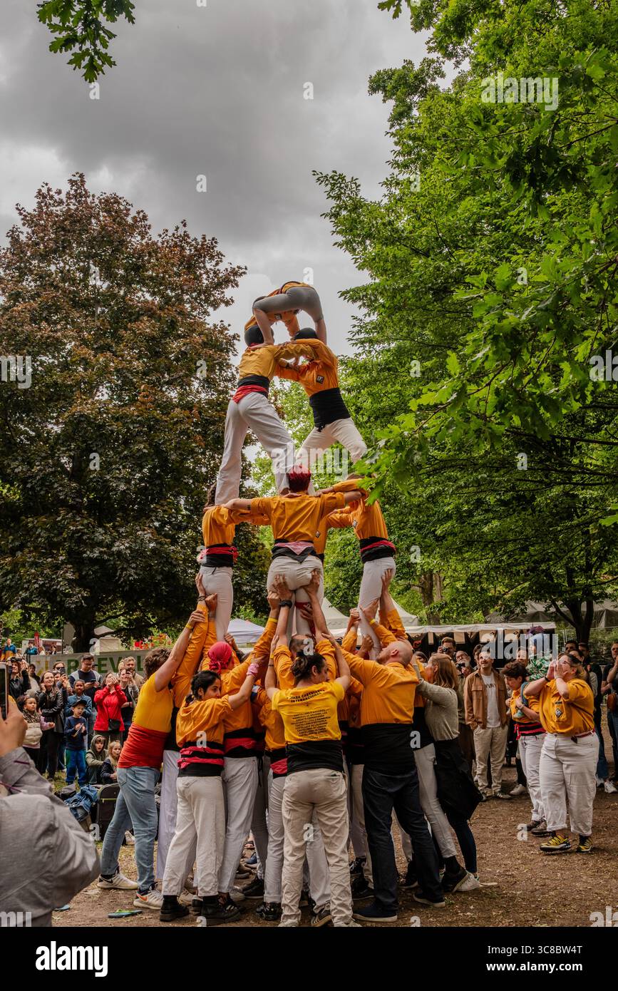 Karneval der Kulturen Berlin - Torre umana Foto Stock