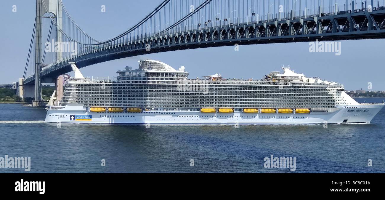 Nave da crociera Symphony of the Seas passando per i Narrows sotto il ponte Verrazzano verso l'Oceano Atlantico, vista da Fort Wadsworth, Staten Island, New York Foto Stock