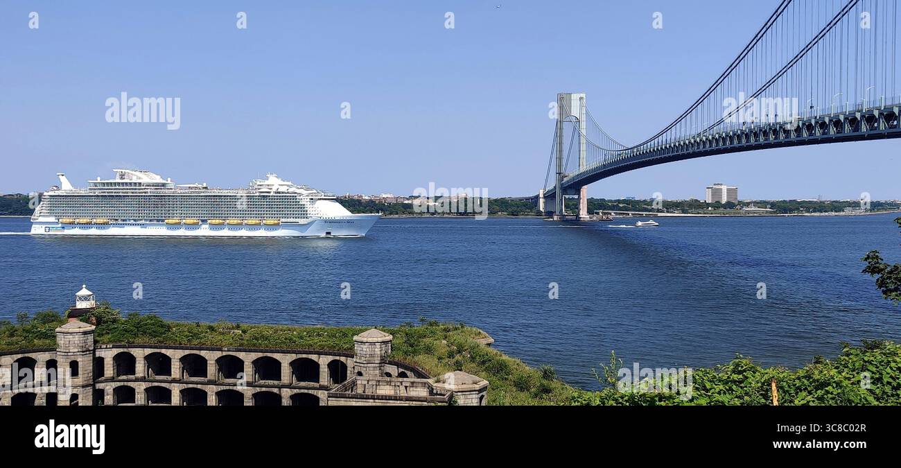 Nave da crociera Symphony of the Seas passando per i Narrows sotto il ponte Verrazzano verso l'Oceano Atlantico, vista da Fort Wadsworth, Staten Island, NY Foto Stock