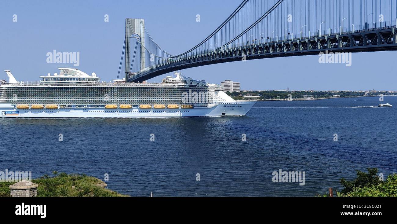 Nave da crociera Symphony of the Seas passando per i Narrows sotto il ponte Verrazzano verso l'Oceano Atlantico, vista da Fort Wadsworth, Staten Island, NY Foto Stock