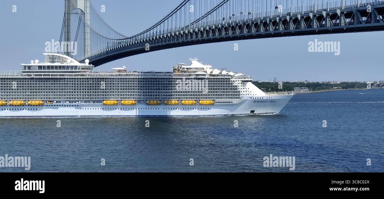 Nave da crociera Symphony of the Seas passando per i Narrows sotto il ponte Verrazzano verso l'Oceano Atlantico, vista da Fort Wadsworth, Staten Island, New York Foto Stock