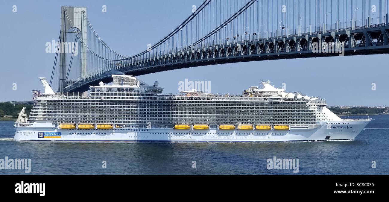 Nave da crociera Symphony of the Seas passando per i Narrows sotto il ponte Verrazzano verso l'Oceano Atlantico, vista da Fort Wadsworth, Staten Island, New York Foto Stock
