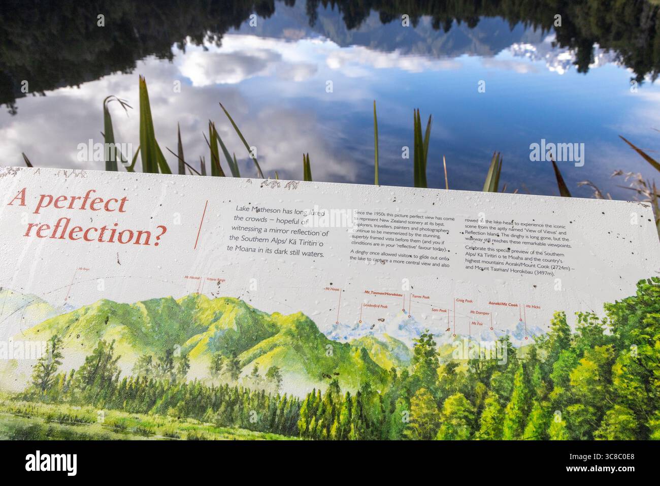 Lago Matheson, costa occidentale della nuova Zelanda, lago glaciale con riflessi delle alpi meridionali, cartelli informativi per visitatori e turisti Foto Stock