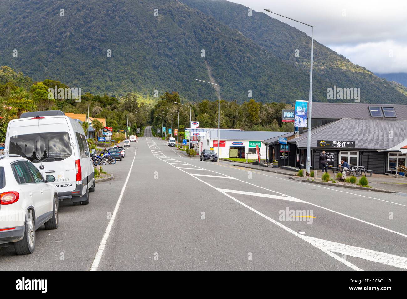 La comunità cittadina di Fox Glacier sulla costa occidentale della nuova Zelanda, l'autostrada statale 6 attraversa il villaggio con negozi e negozi Foto Stock