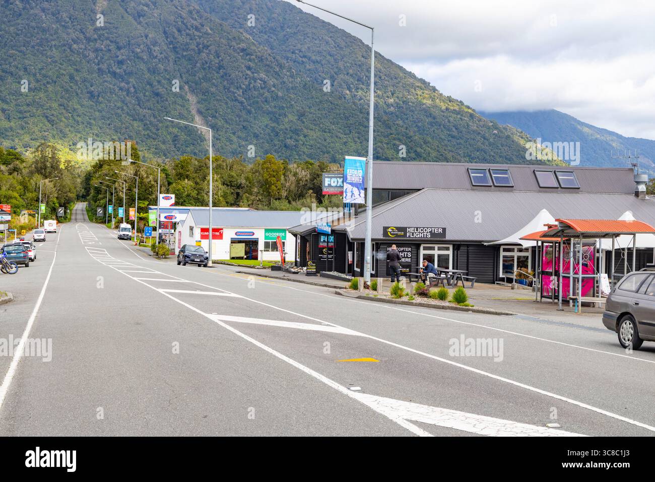 La comunità cittadina di Fox Glacier sulla costa occidentale della nuova Zelanda, l'autostrada statale 6 attraversa il villaggio con negozi e negozi Foto Stock