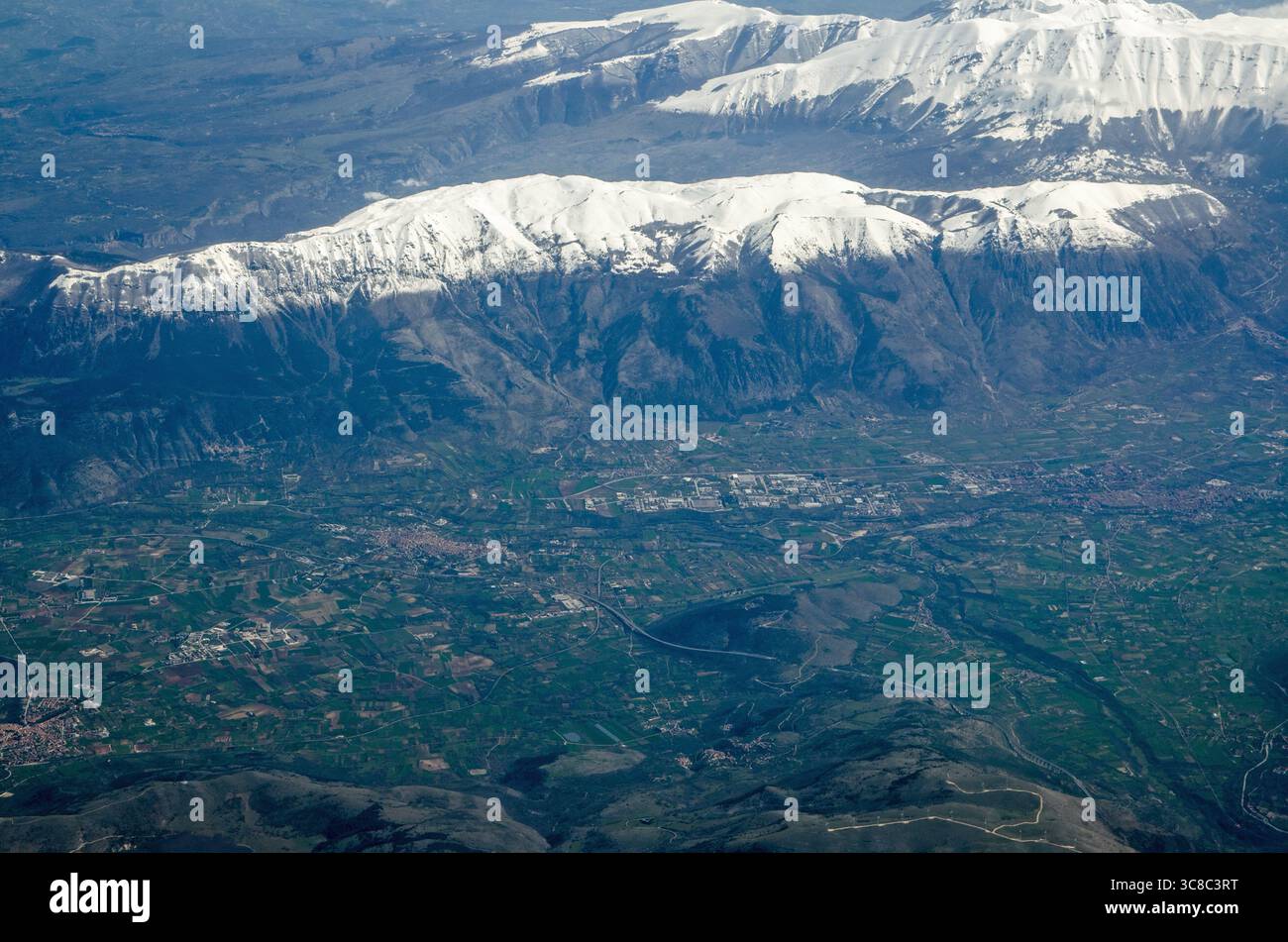 Vista aerea ad aprile dei monti Appennini con Sulmona e Pratola Peligna al sole. Il Parco nazionale della Maiella è vicino al Monte Foto Stock