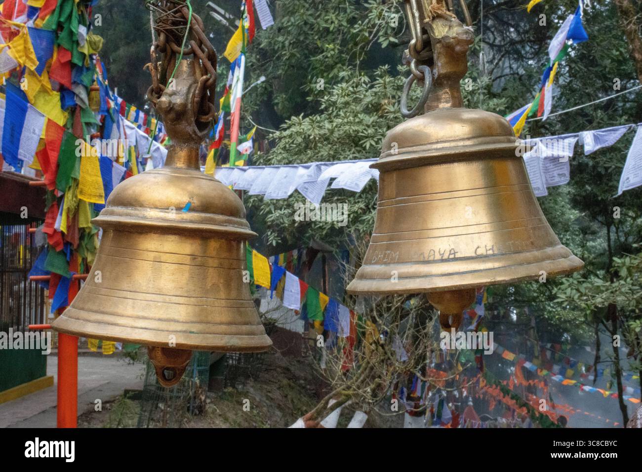 DARJEELING, BENGALA OCCIDENTALE, INDIA - 8 FEBBRAIO 2024 The Darjeeling Mall - campane di preghiera del Tempio Mahakal Foto Stock