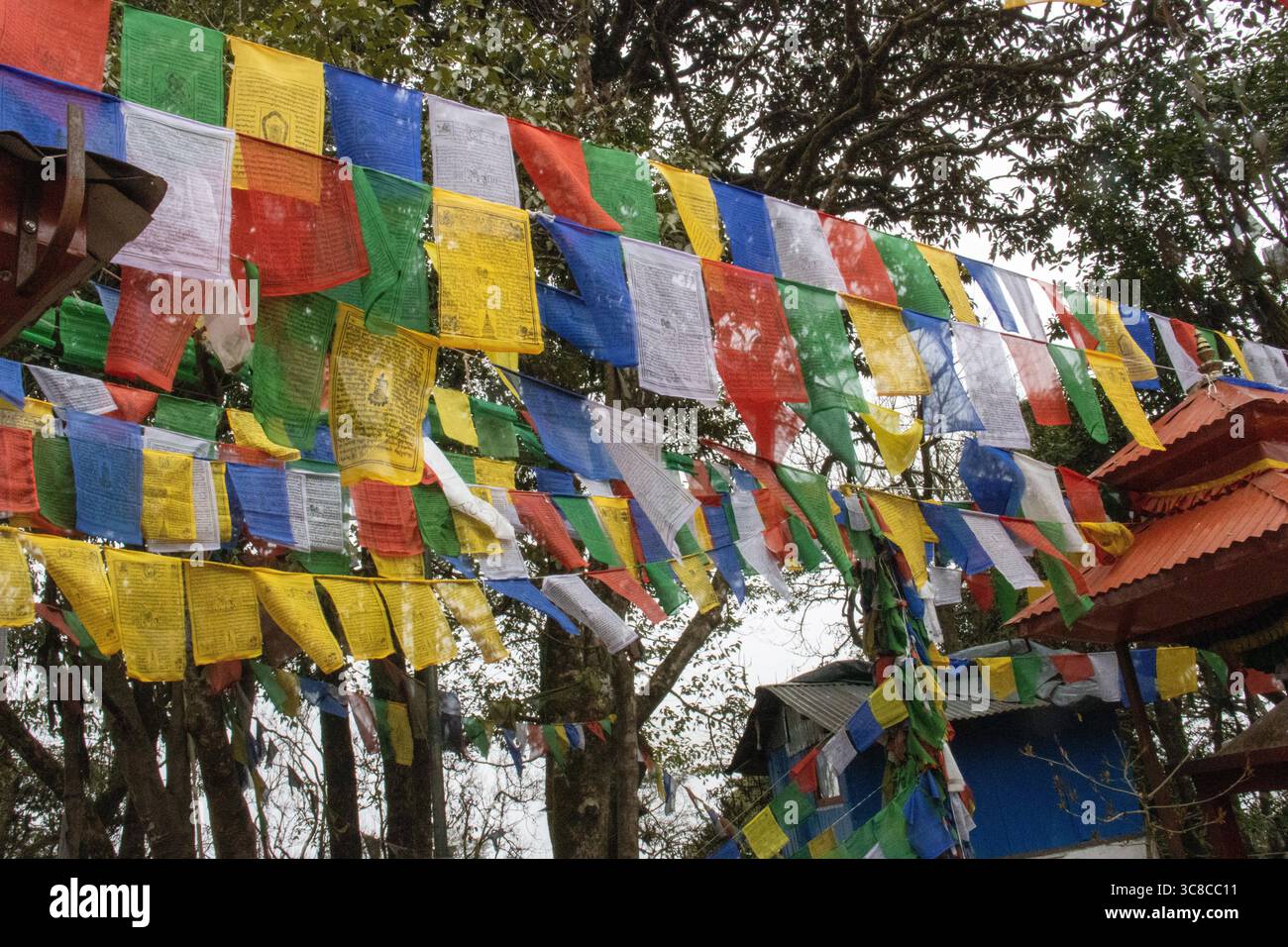 DARJEELING, BENGALA OCCIDENTALE, INDIA - 8 FEBBRAIO 2024 The Darjeeling Mall - Bandiere di preghiera del Tempio Mahakal Foto Stock