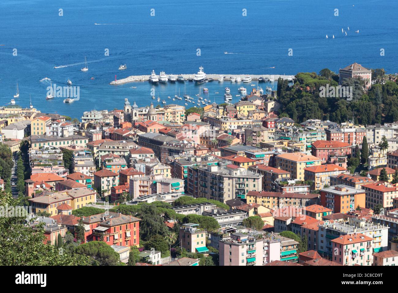 Camogli, Italia - 11 luglio 2025. Yacht, barche nella baia della Liguria. Mare e turismo in Italia. Edifici tradizionali. Sfondo per la progettazione. Foto Stock