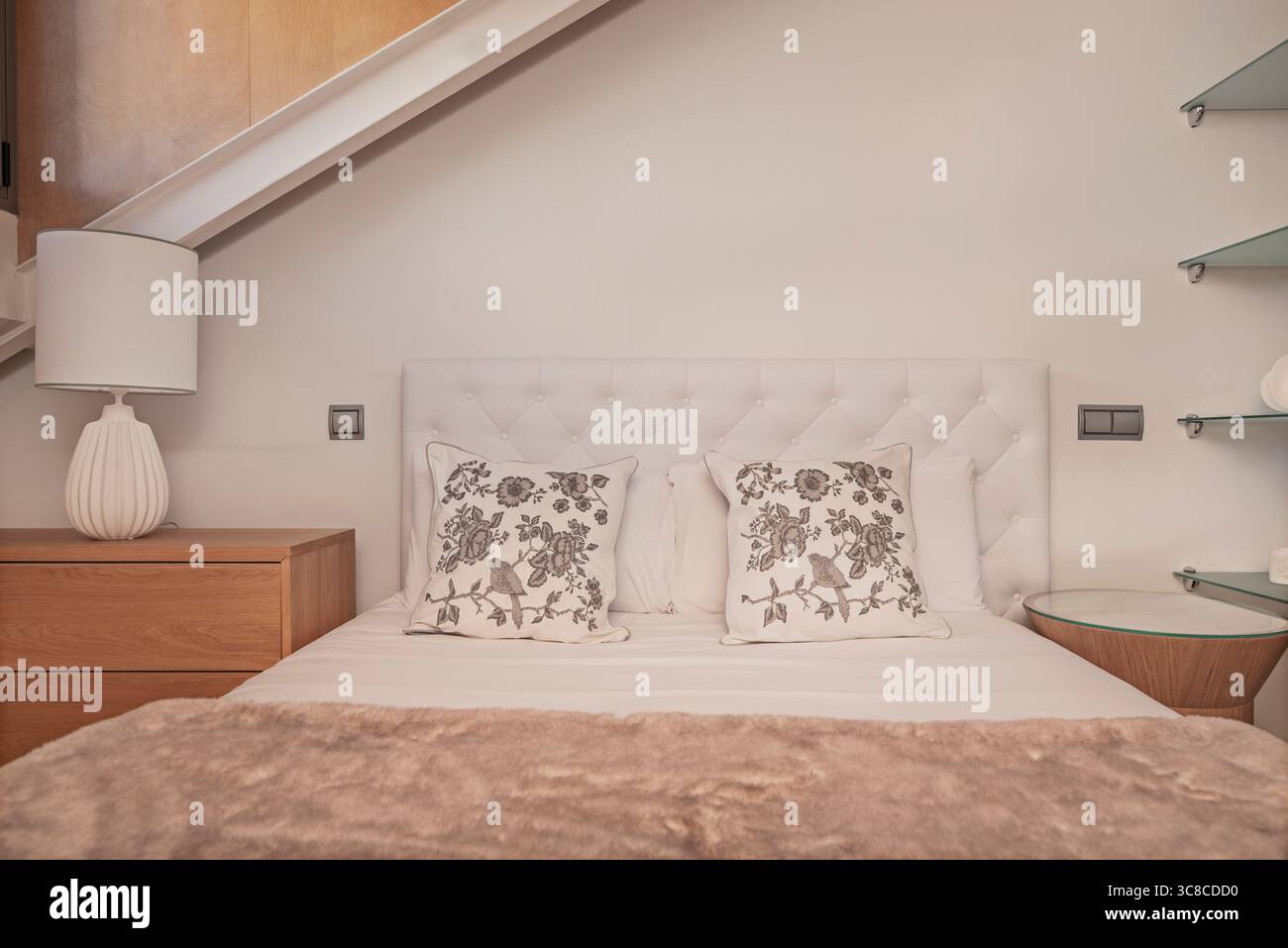 Stile nordico: Camera con letto matrimoniale, legno chiaro e un'atmosfera fresca e rilassata Foto Stock