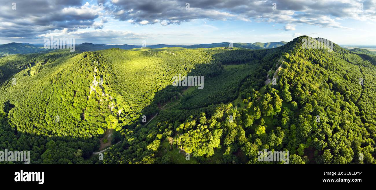 Paesaggio montano con rocce, si attraversa in cima alla montagna, colline illuminate dal sole. Pittoresco paesaggio di Malé (Little) Karpaty, Slovacchia, la montagna della Slovacchia correva Foto Stock