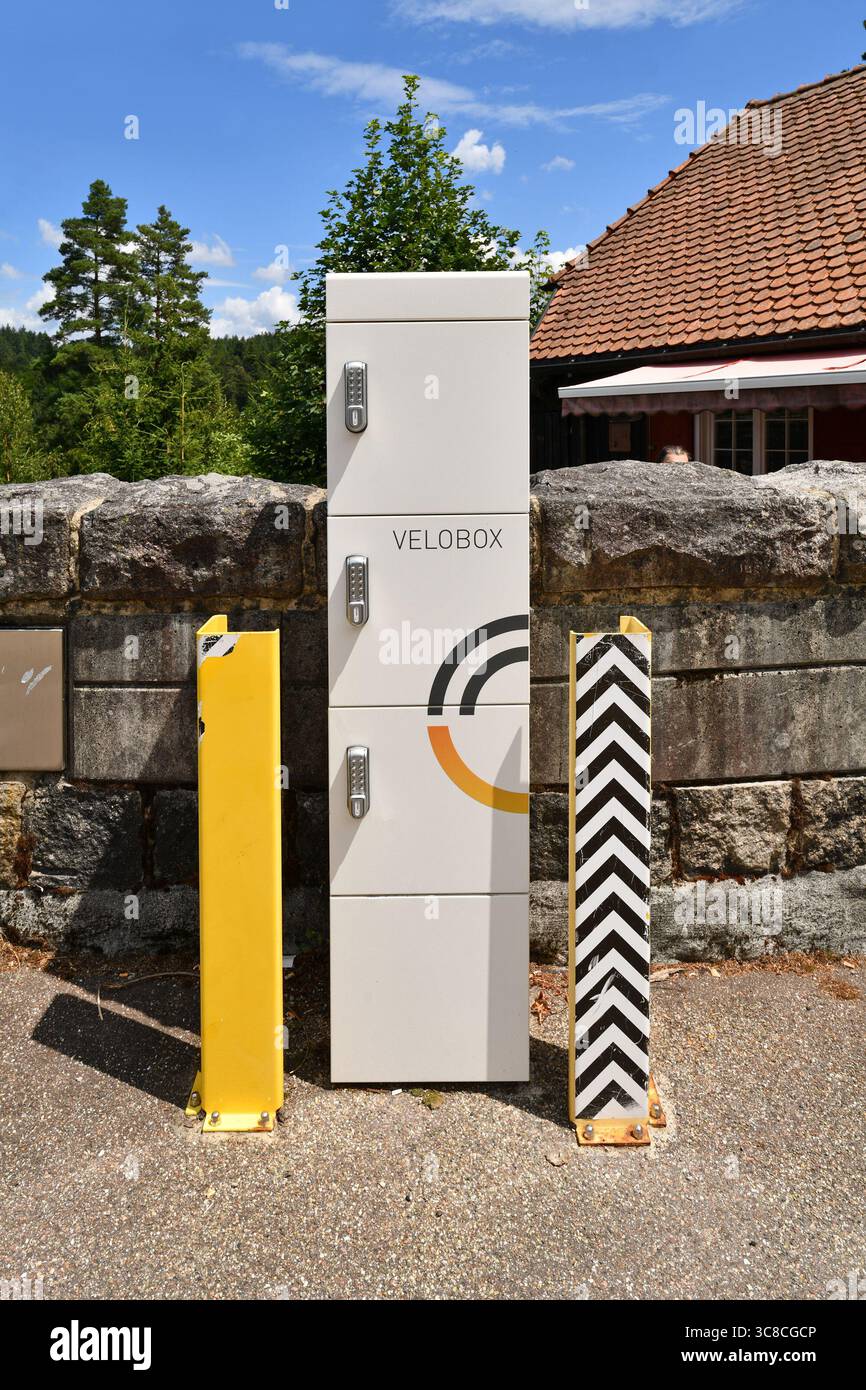 Forbach, Germania - 12 luglio 2025: Moderna stazione di ricarica per biciclette elettriche Velobox con armadietti sicuri installati in una scenografica posizione esterna Foto Stock
