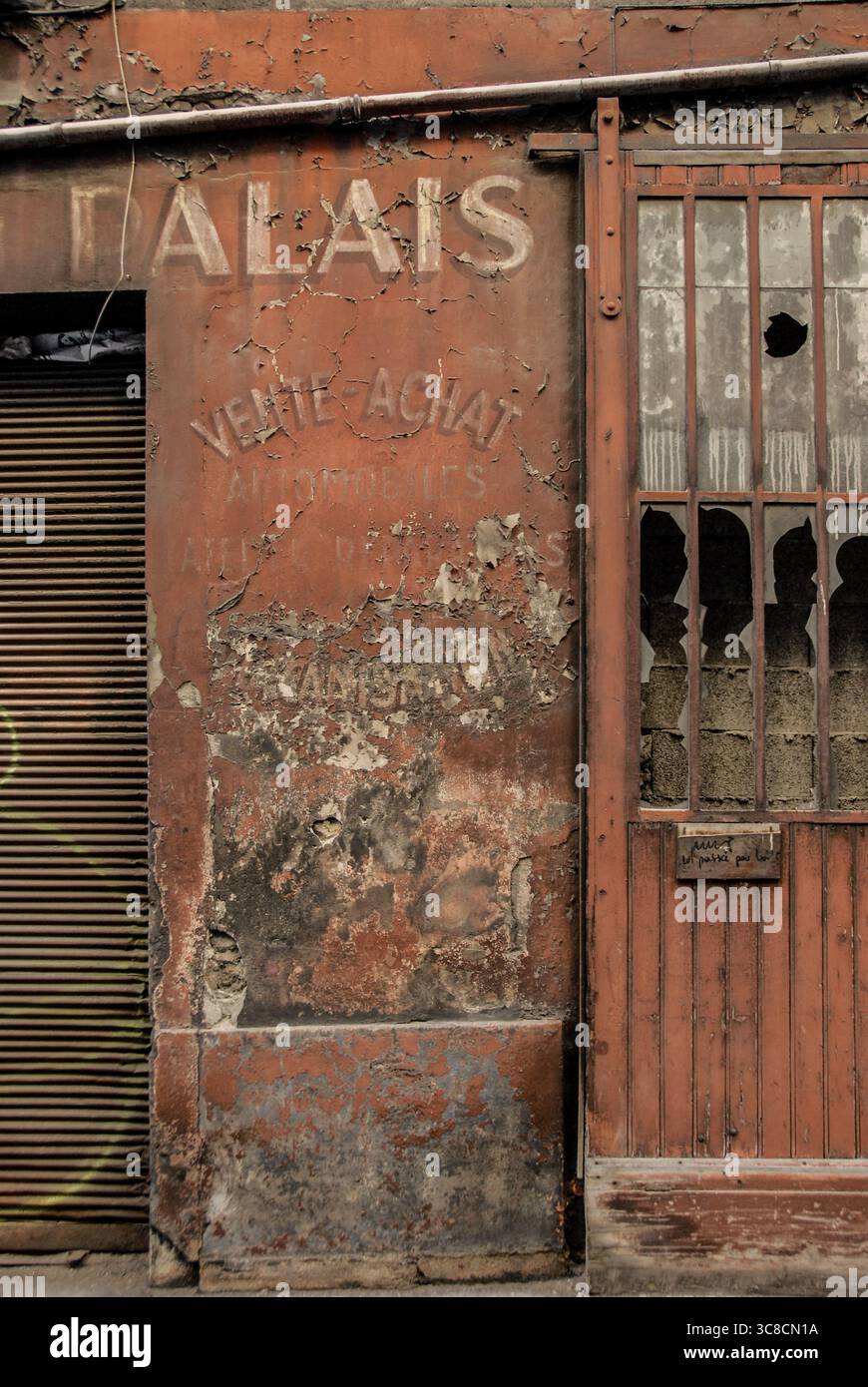 Febbraio 2011, Lione, Francia – edificio abbandonato con segnaletica francese sbiadita, vernice sbiadita e finestre rotte in una storica strada urbana. Foto Stock