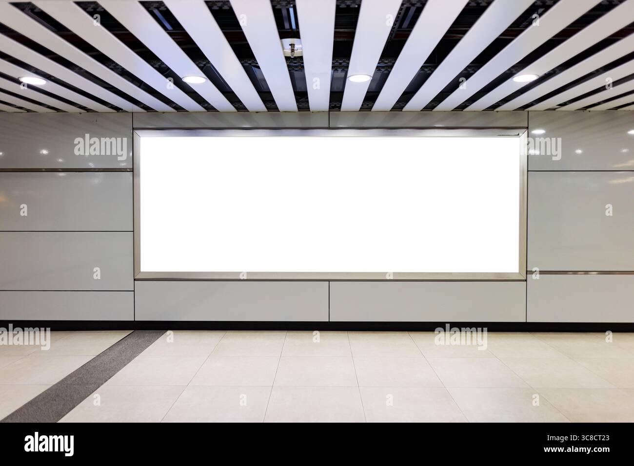 Grande cartellone vuoto su una parete stradale Foto Stock