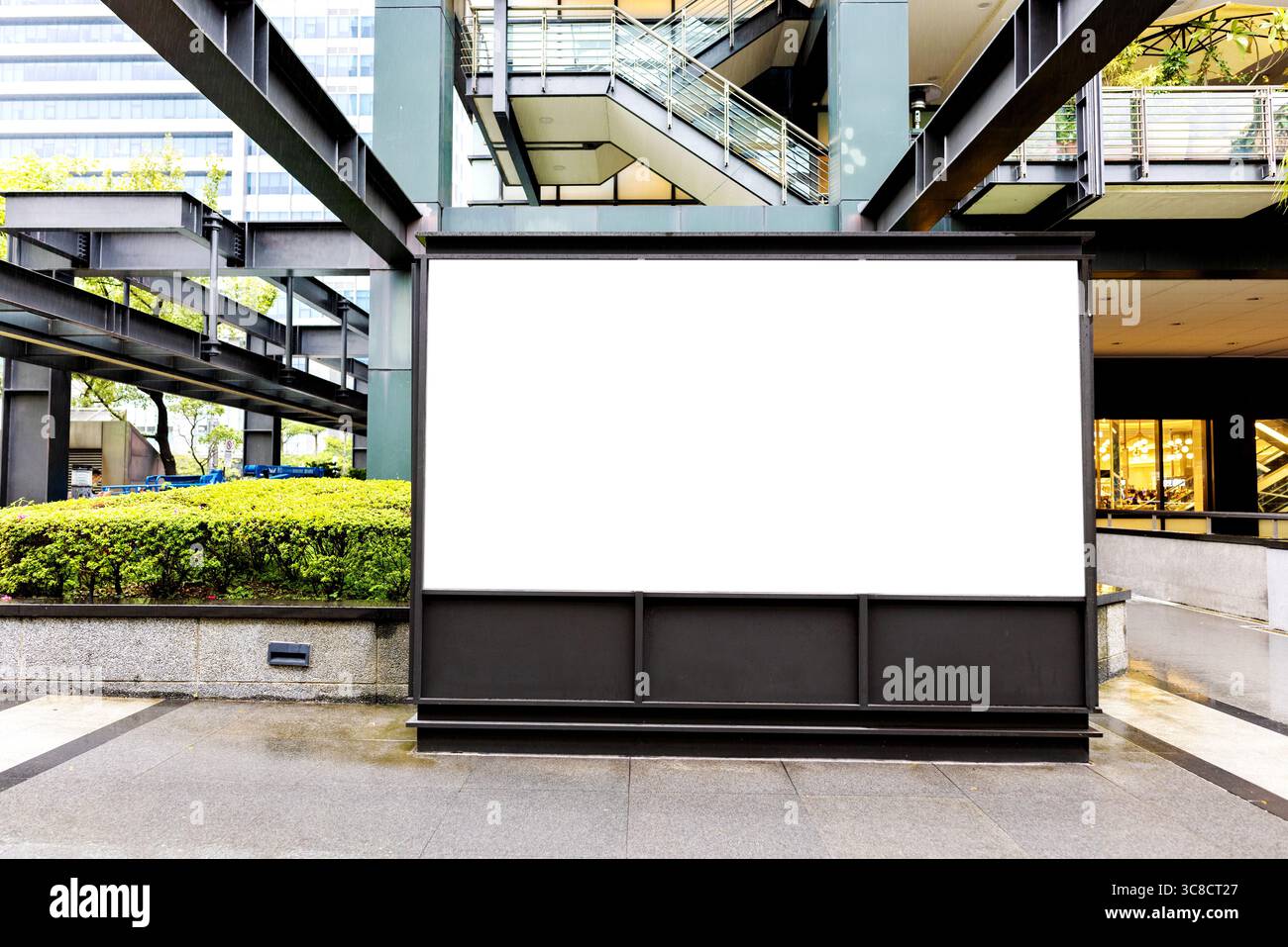 Grande cartellone vuoto su una parete stradale Foto Stock