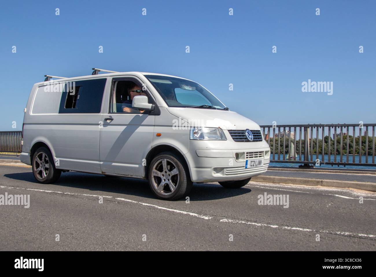 2007 VW bianco Volkswagen TR-Porter T28 84 TDI SWB TDI 84 SWB LCV 1896 cc; guida sul lungomare di Southport, Regno Unito Foto Stock