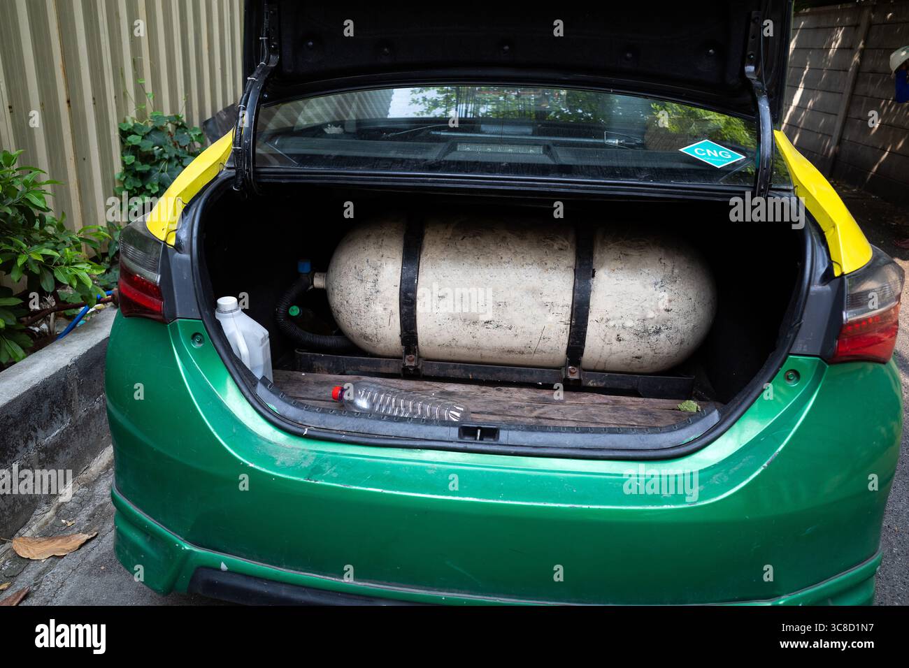 Un taxi con un serbatoio di gas naturale compresso (CNG) installato nel bagagliaio dell'auto come carburante alternativo Foto Stock
