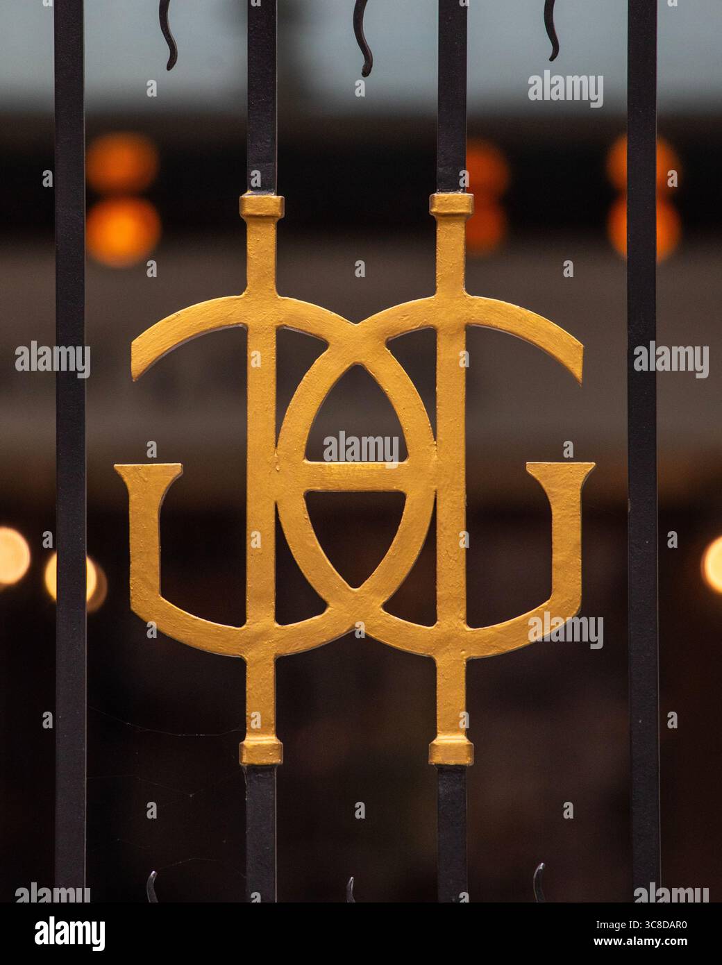 Londra, Regno Unito - 9 settembre 2024: Iniziali dell'hotel Grosvenor House sulle ringhiere esterne di Londra, Regno Unito. Foto Stock