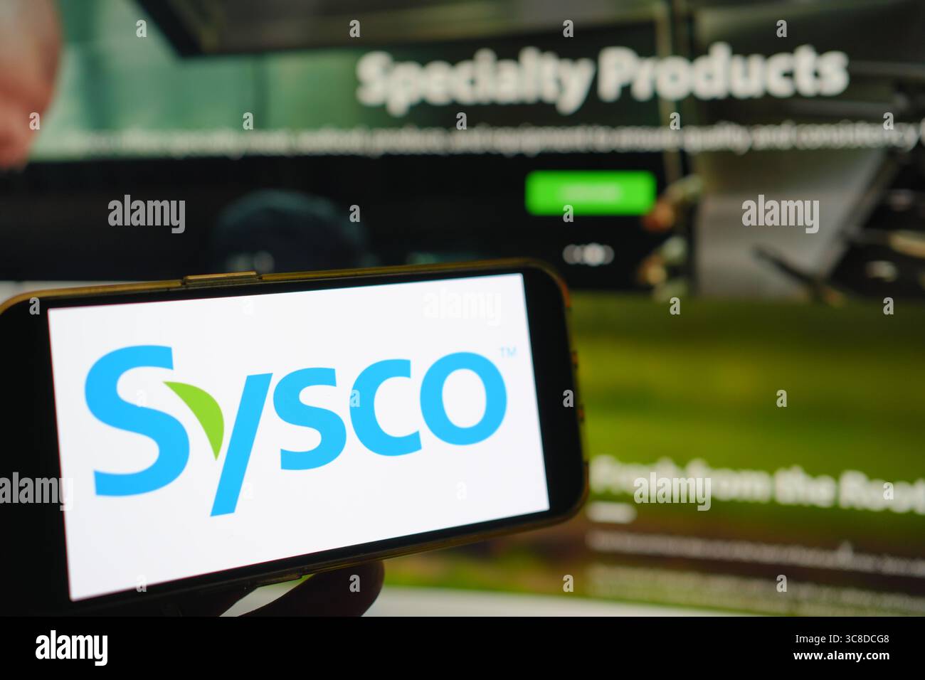 Roosendaal, Paesi Bassi - 2 agosto 2025: Un telefono cellulare con il logo aziendale di Sysco, con il sito web dell'azienda sullo sfondo. Foto Stock