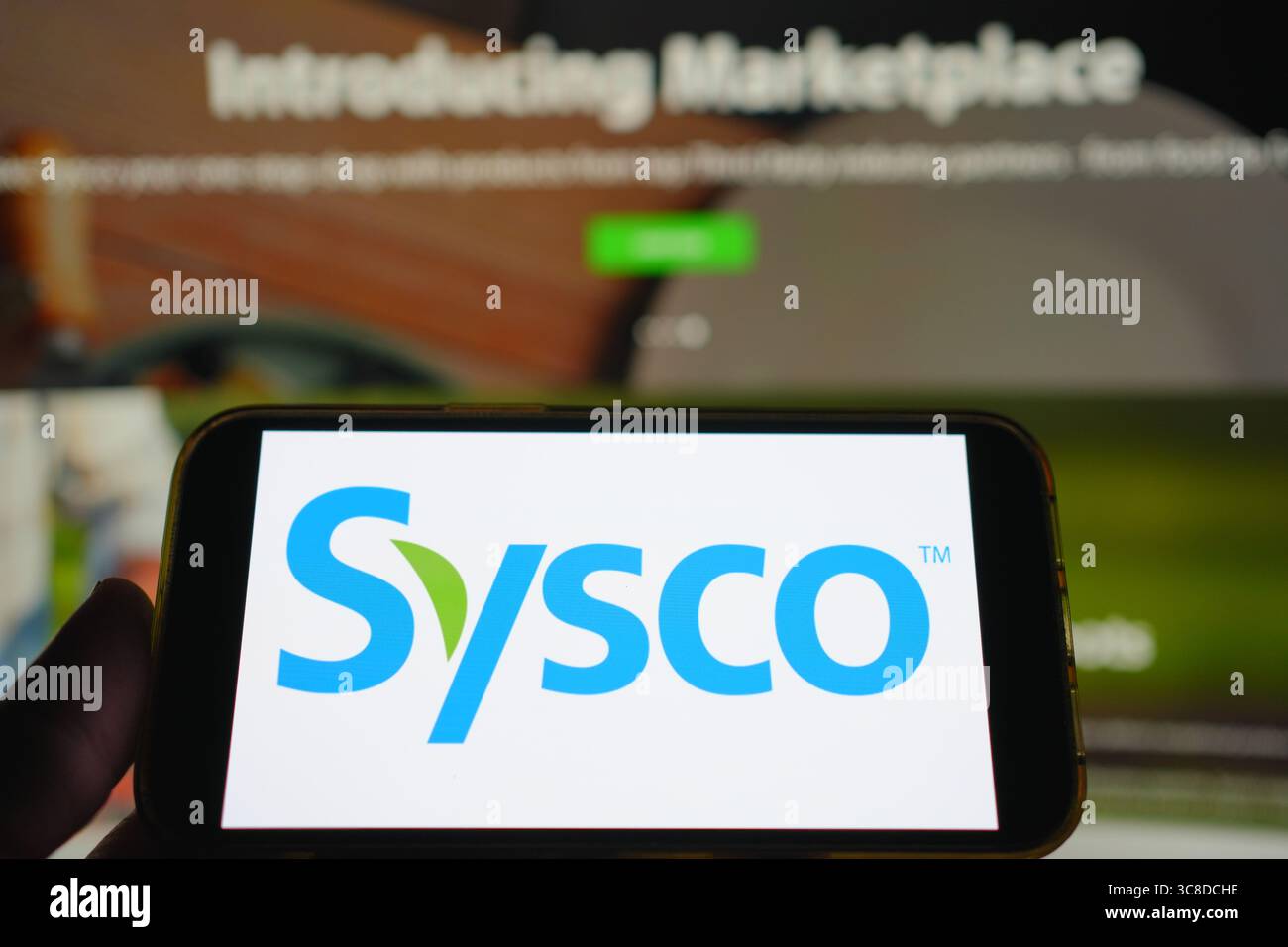 Roosendaal, Paesi Bassi - 2 agosto 2025: Un telefono cellulare con il logo aziendale di Sysco, con il sito web dell'azienda sullo sfondo. Foto Stock