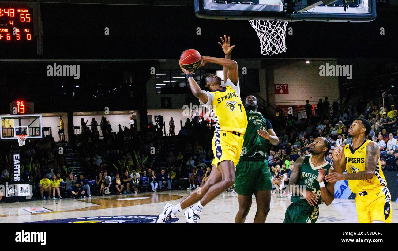 Edmonton, Canada. 3 agosto 2025. Edmonton Stinger (7) Chris Smith sale verso la rete di fronte a Saskatchewan Rattler (15) Jaden Bediako, (38) Jordan Bowden e Edmonton Stinger (11) Nick Hornsby nella regolare azione stagionale CEBL all'Edmonton Expo Centre. Credito: SOPA Images Limited/Alamy Live News Foto Stock