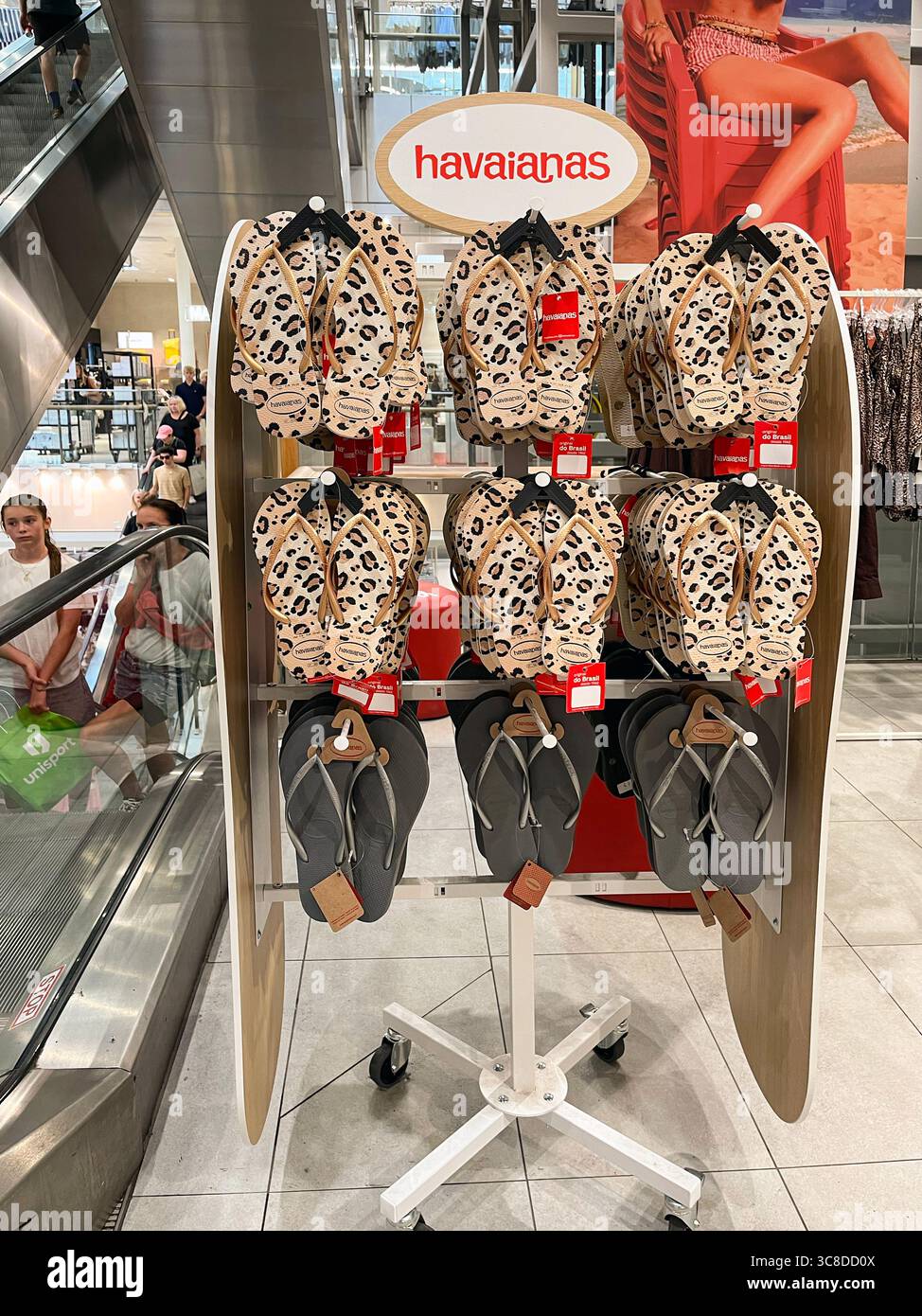 Sandali Havaianas infradito esposti su uno scaffale al dettaglio in negozio o in negozio. Il marchio è stato fondato dal produttore brasiliano Alpargatas Foto Stock