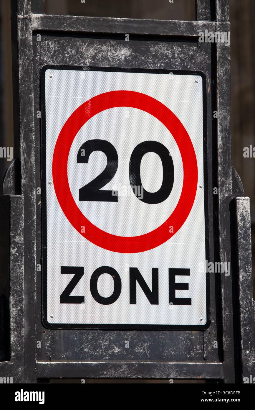Un cartello stradale 20mph zone a Bury St. Edmunds, Suffolk, Regno Unito, Foto Stock