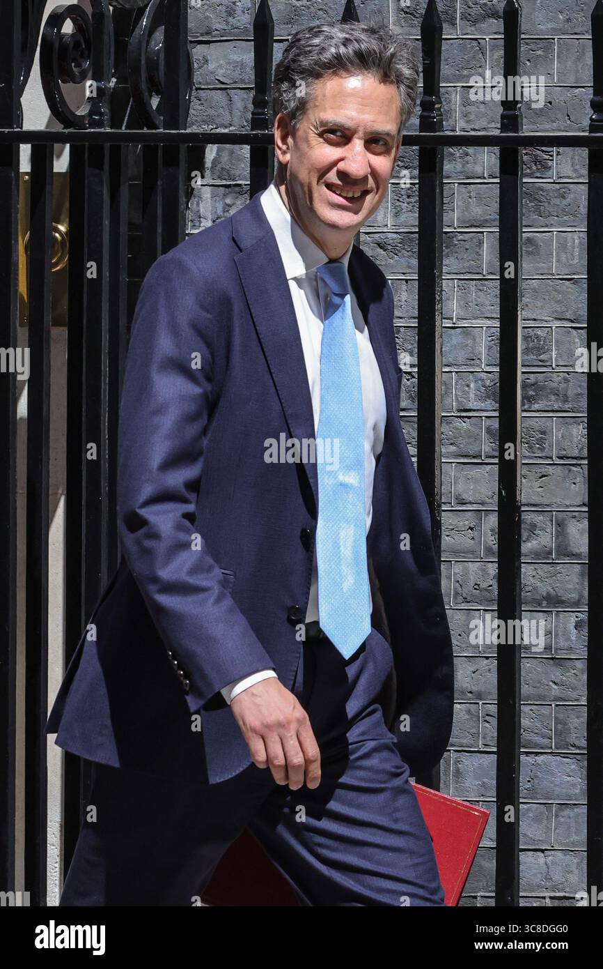 Ed Miliband, Segretario di Stato per l'energia e il cambiamento climatico, politico britannico, sorride alla telecamera Foto Stock