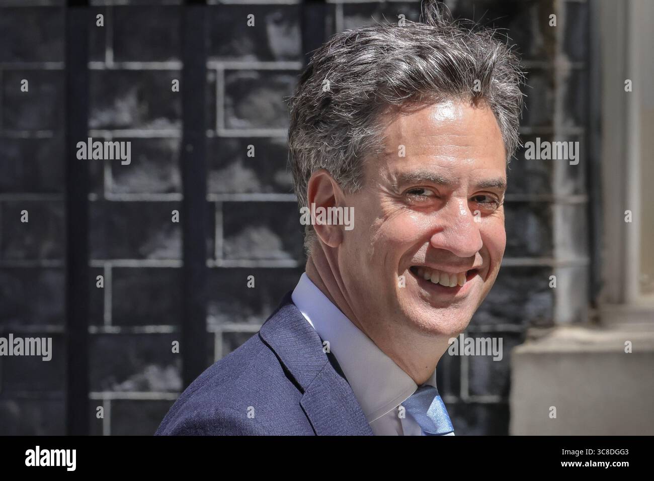 Ed Miliband, Segretario di Stato per l'energia e il cambiamento climatico, politico britannico, sorride alla telecamera Foto Stock