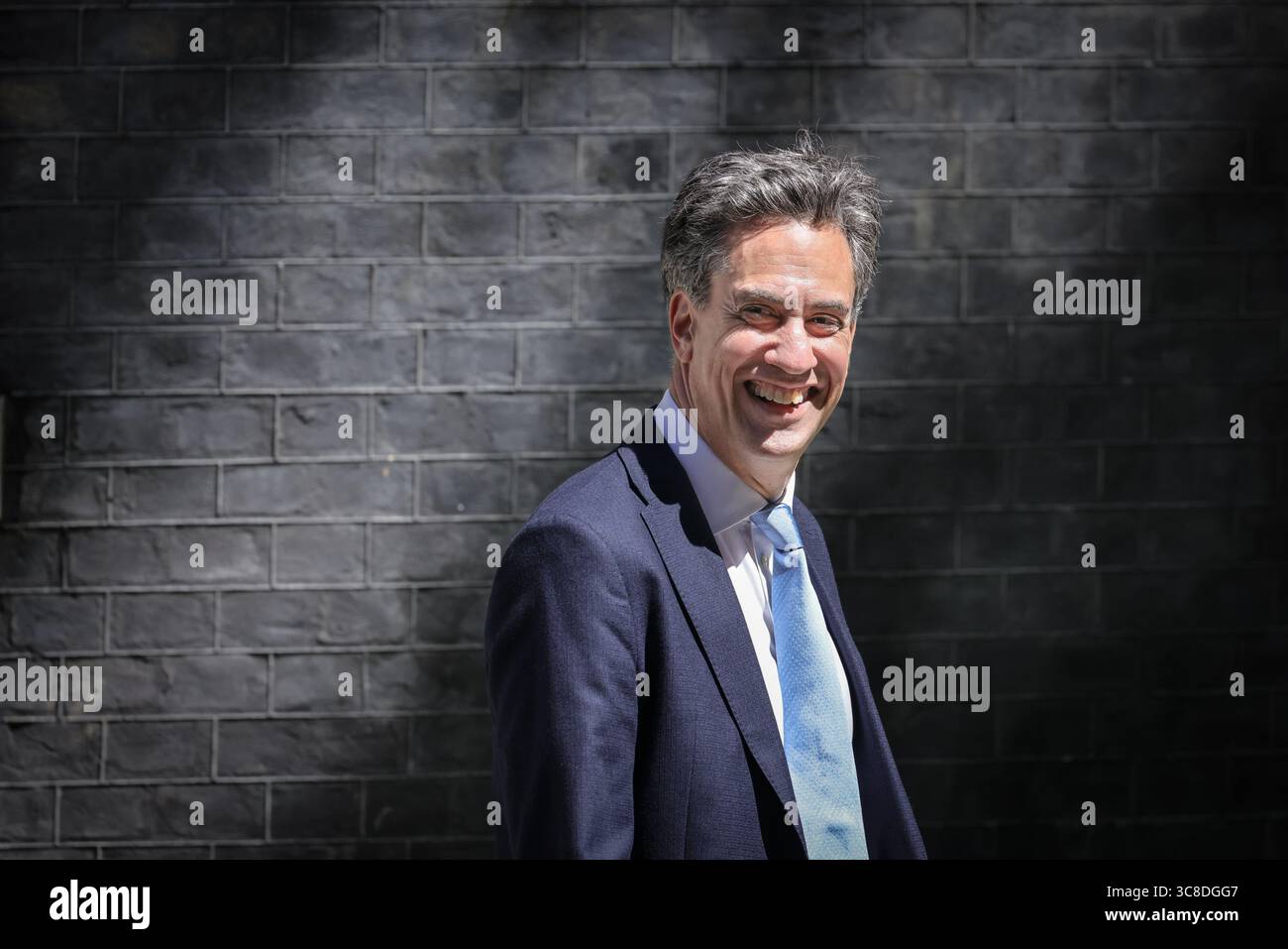 Ed Miliband, Segretario di Stato per l'energia e il cambiamento climatico, politico britannico, sorride alla telecamera Foto Stock